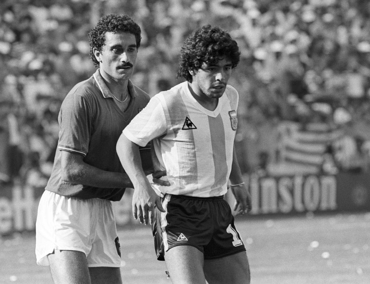 El jugador argentino Diego Armando Maradona (d) en el uniforme de de Le Coq disputa el balón con el italiano Claudio Gentile durante el partido disputado por las selecciones de Italia y Argentina, correspondiente a la segunda fase, grupo C, del Campeonato de Mundo de Fútbol España 1982.