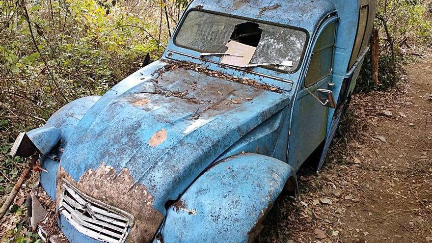 El Citroën amb el vidre trencat i el cartell de denúncia.