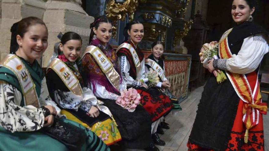 Representantes de la juventud y la infancia con trajes típicos de la zona y flores para la Virgen de la Vega.