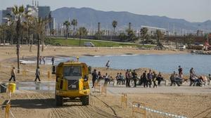 Trabajos de acondicionamiento de las playas de Barcelona tras los temporales de invierno.
