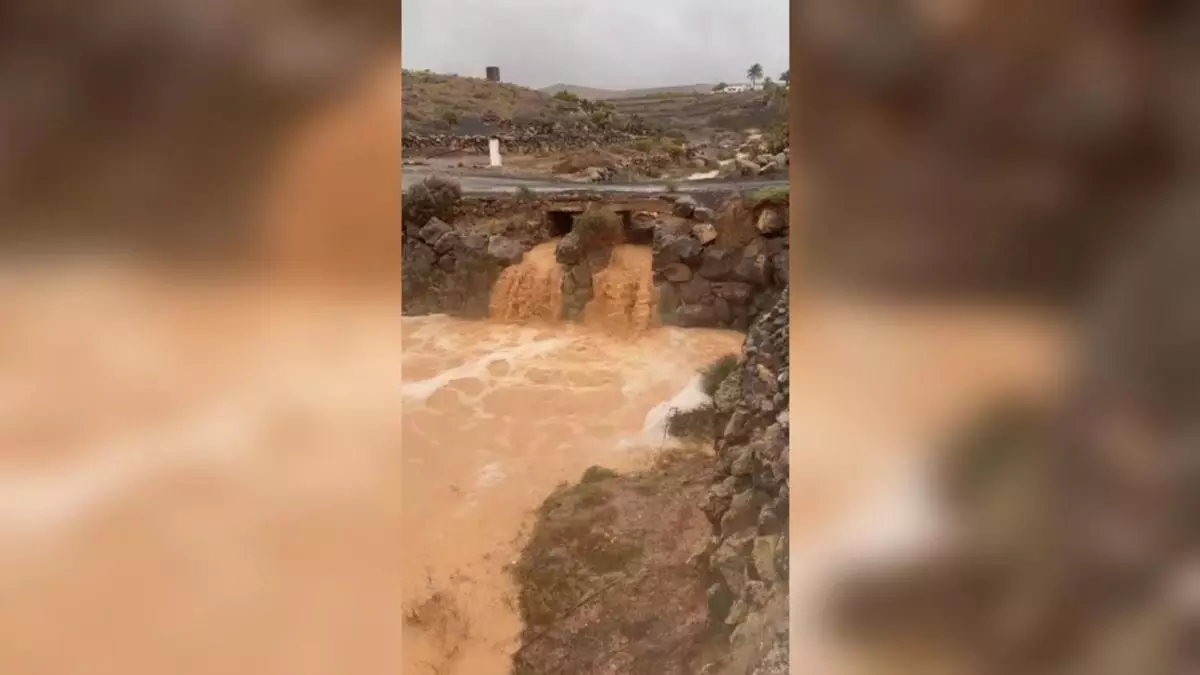La lluvia de la borrasca Emilia corre por El Mojón, en Lanzarote