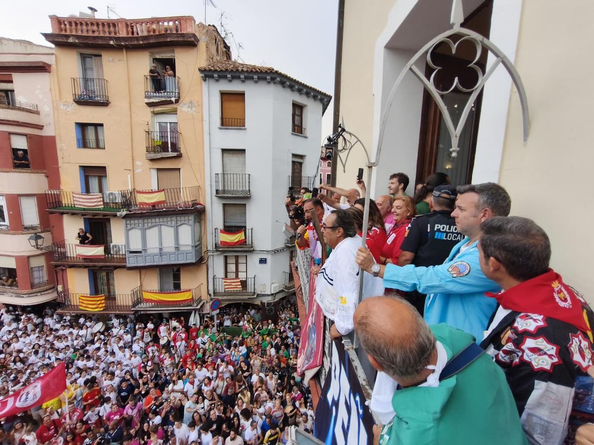 Momento del pregón desde el balcón del Ayuntamiento de Calatayud.