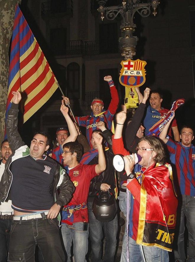 Seguidores del Regal Barcelona celebran en Canaletas, en Barcelona, la victoria de su equipo ante el Olympiakos griego en la final de la Euroliga de baloncesto disputada en el Palacio Omnisport de Bercy, en París (Francia).