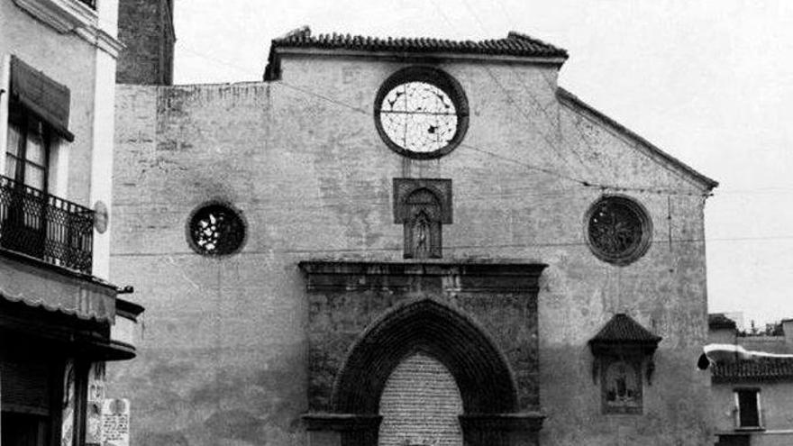 La iglesia de Omniun Sanctorum tapiada y destechada tras el incendio de 1936. Foto: @SevillaInsolita