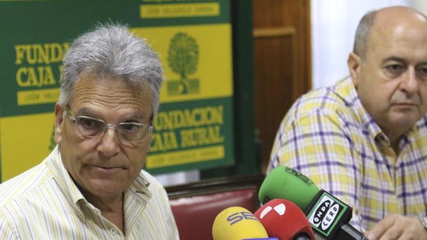 El alcalde de Pereruela, Jesús Carnero y Feliciano Ferrero, de la Fundación de Caja Rural, en la presentación de la feria