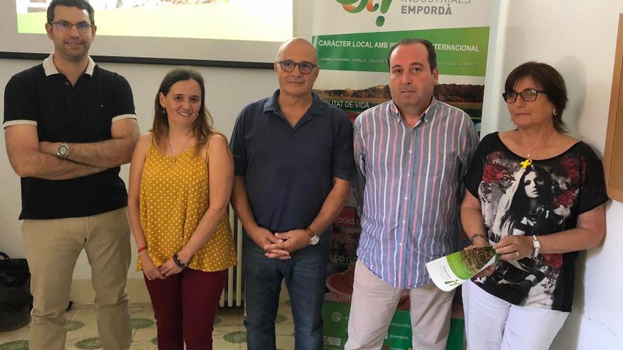Els representants dels cinc municipis del Baix Empordà que participen en el projecte de gestió de residus a La Bisbal d&#039;Empordà