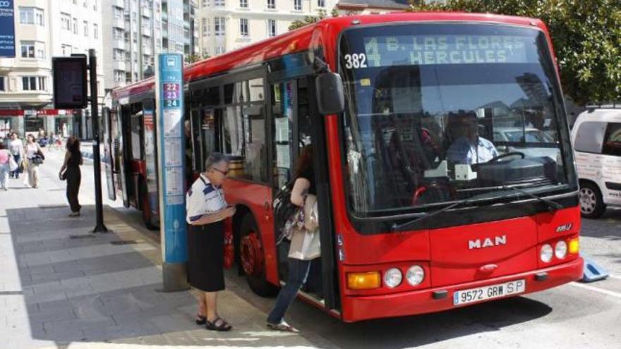 Un autobús urbano recoge a unos viajeros en una parada de A Coruña / daniel yonte