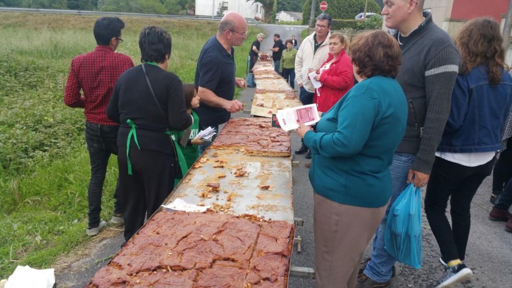 La fiesta de la localidad de Valga cumple 24 años y vuelve a servir una empanada de varios metros de longitud y diferentes sabores