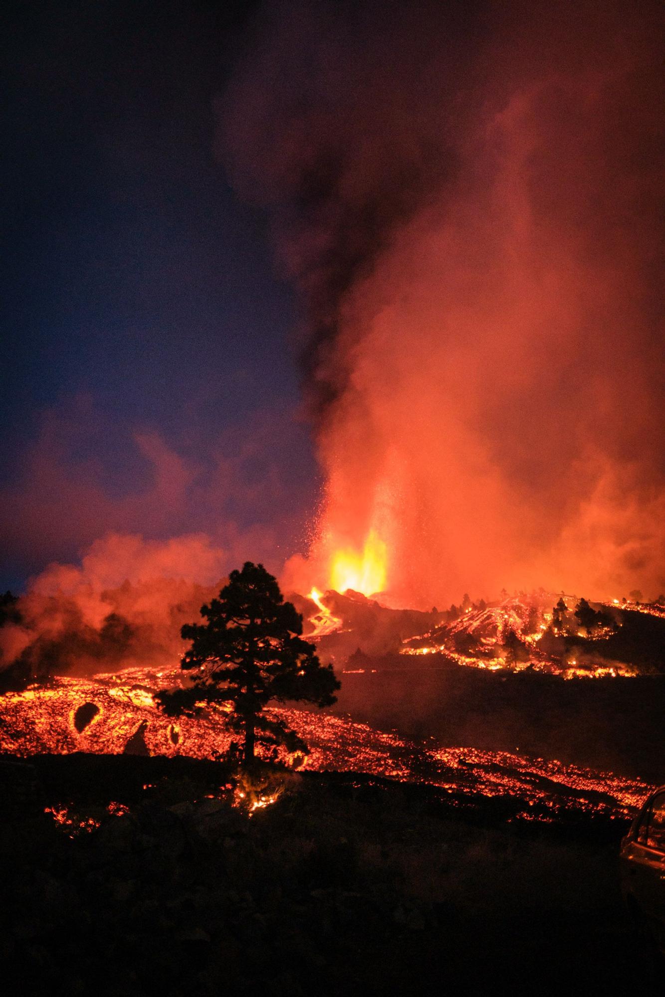 El espectáculo del volcán de La Palma al caer la noche