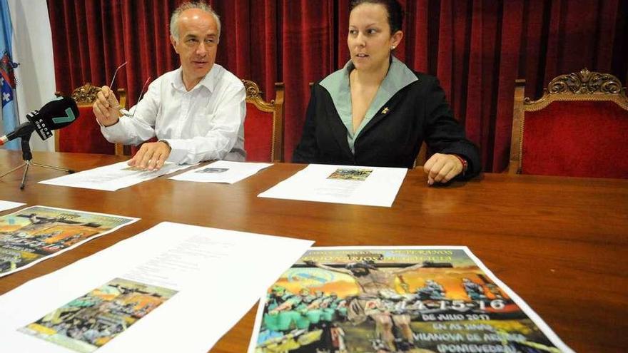 El presidente de los veteranos gallegos de la Legión, junto al alcalde de Vilanova. // Iñaki Abella