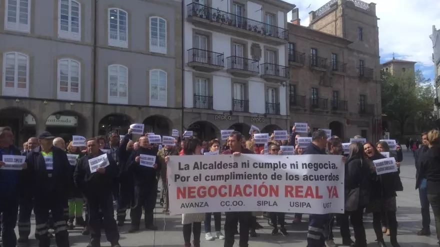 Los trabajadores municipales se concentran delante del Ayuntamiento de Avilés