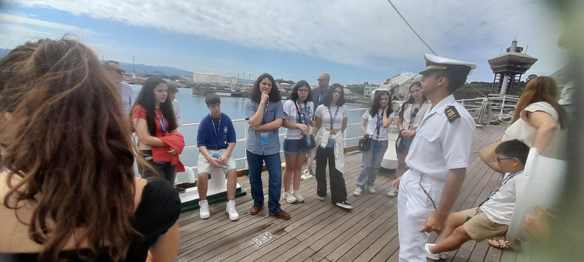 Los estudiantes del instituto de Vegadeo son recibidos en el “Elcano”