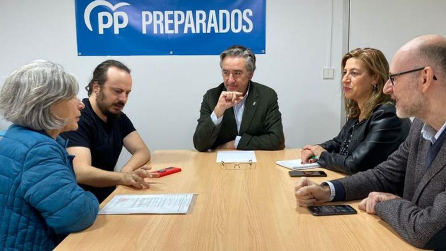 Pablo González, en el centro, entre representantes del PP y de la Asociación de gestores culturales de Asturias. |