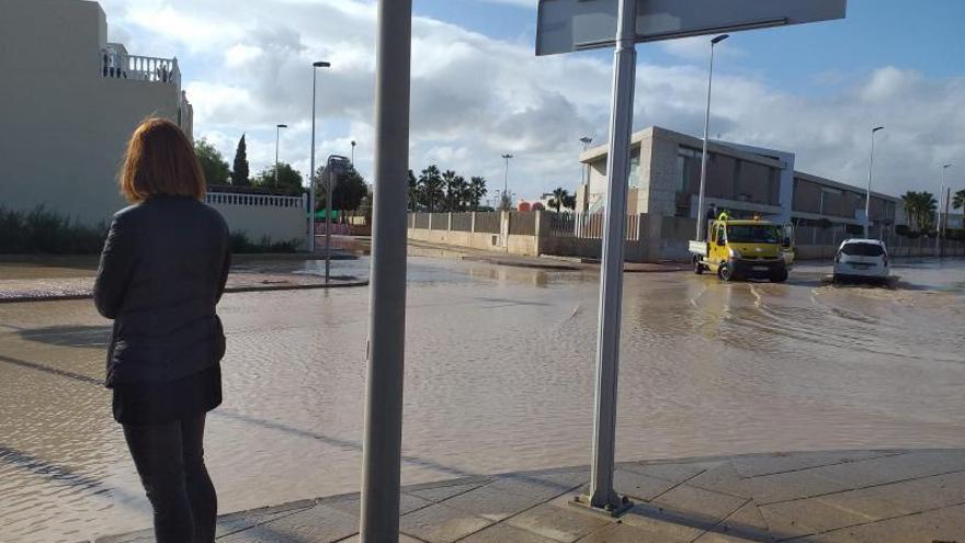 Cada vez que llueve 
cortan las calles de El Mojón
por las inundaciones.  L.O.