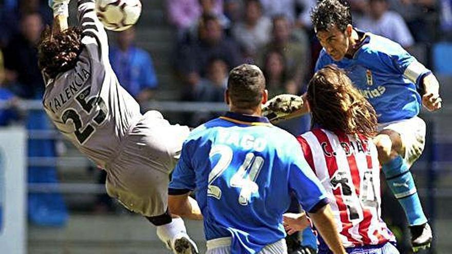 Oli bate a Valencia para poner el 2-1 en el Oviedo-Sporting de 2003.