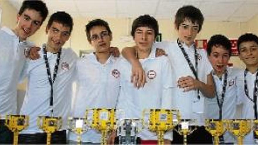 El grupet de set alumnes de 3r d&#039;ESO del col·legi Oms i de Prat que van anar al concurs de robòtica