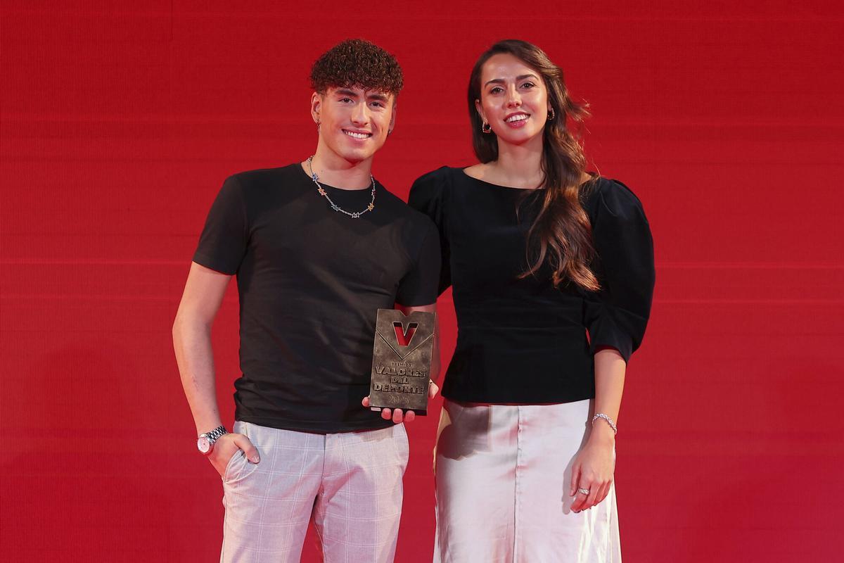 VIII Gala Valores del deporte de Diario Sport 2025.  Premio Valores Masculino: Dennis González, campeón del mundo en natación artística. Entrega el premio Iulene Servent, subdirectora del Diario Sport