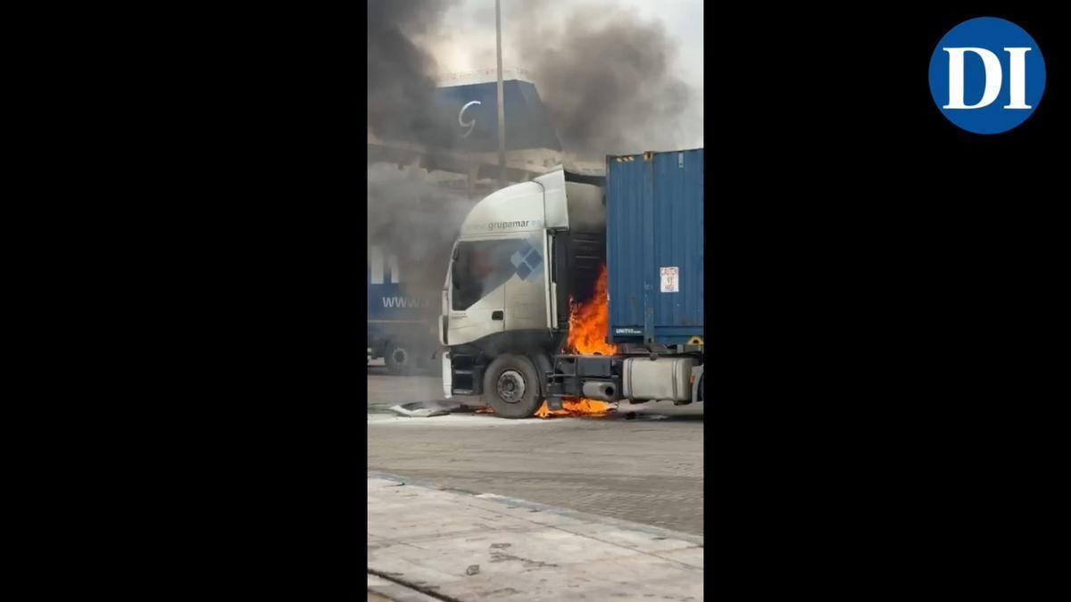 Alarma por un incendio de un camión en el puerto de Ibiza