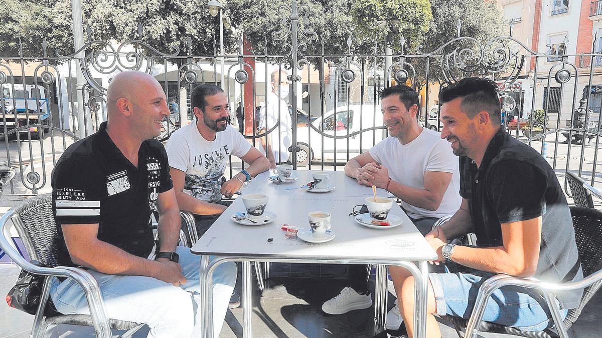 Los trabajadores de Ford en ERTE charlan durante la entrevista