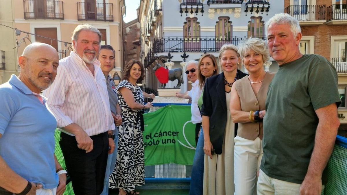 La alcaldesa de Teruel, el presidente de la AECC en Teruel y los peñistas de La Unión que pondrán el pañuelico junto al 'Torico'