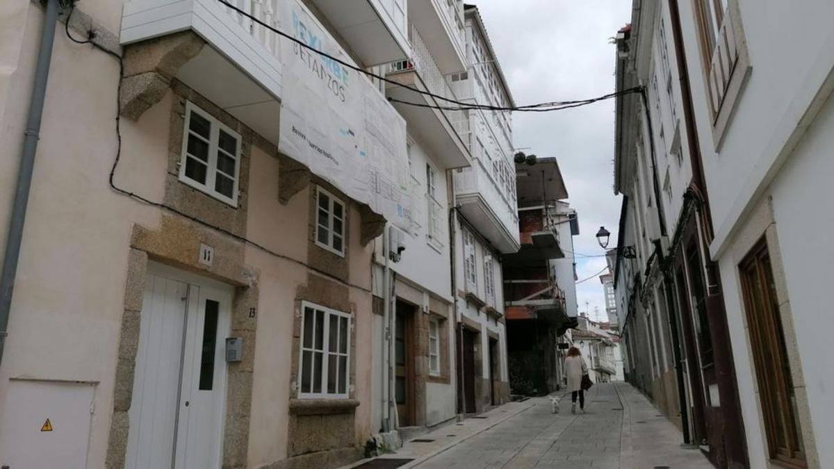 Cableado en una de las calles del casco histórico de Betanzos.