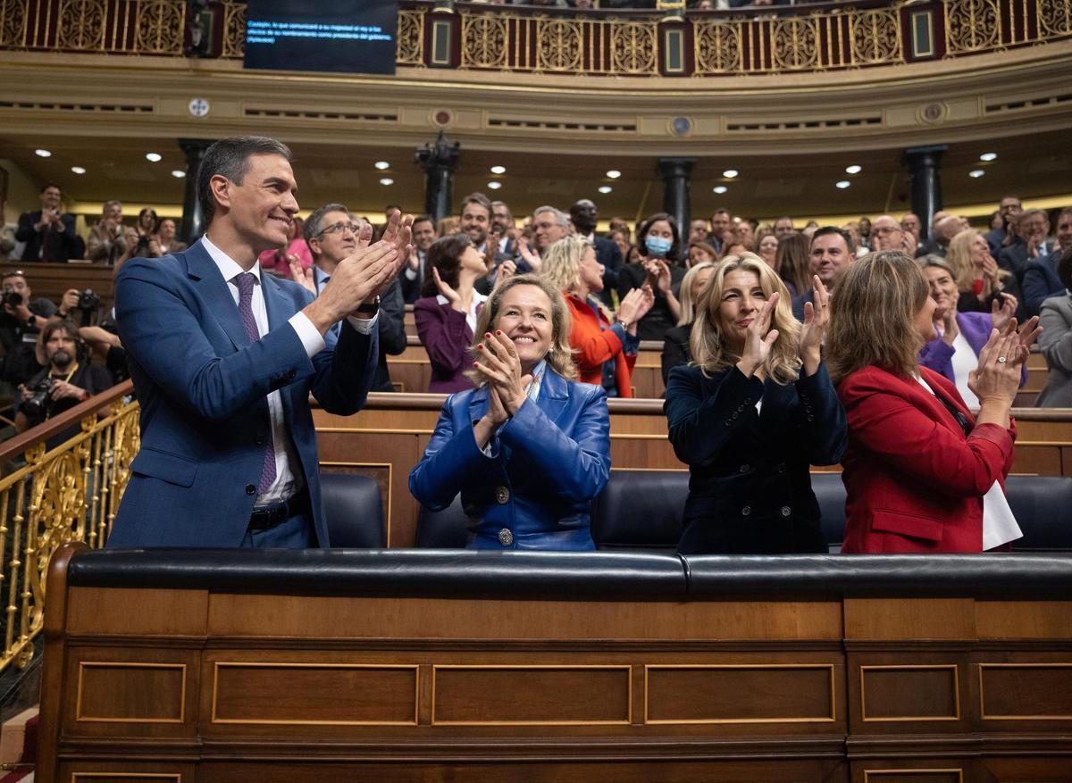 El nou president del Govern, Pedro Sánchez, és aplaudit després de finalitzar la segona sessió del debat d'investidura.