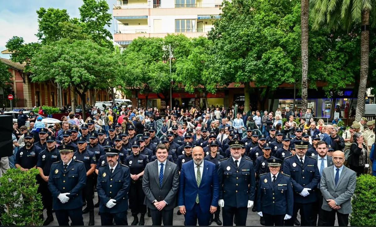 Los 55 nuevos agentes de la Policía de Palma posan detrás del alcalde, Jaime Martínez