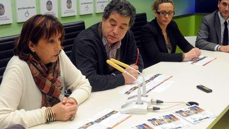 Carlota Román y Lores junto a los promotores turísticos. // R.V.