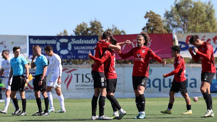 Los jugadores de la SD Formentera celebran al lado de los futbolistas de la Peña Deportiva. | TONI ESCOBAR