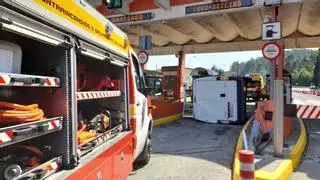 Herido al volcar su furgoneta en el peaje de Bergondo