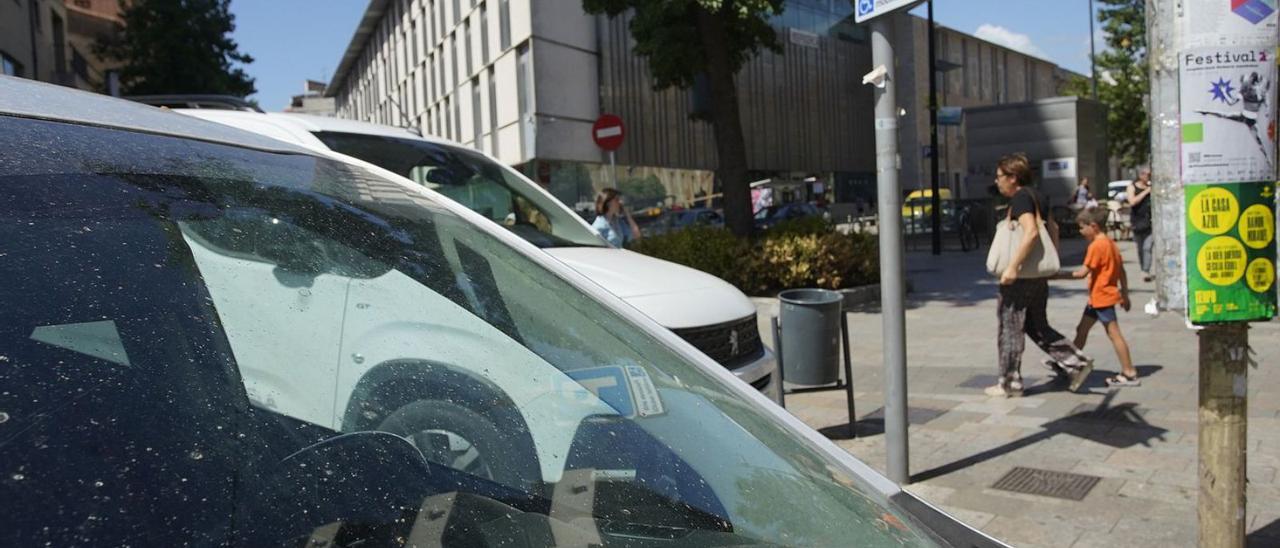 Un vehicle amb la targeta en una plaça per a persones amb mobilitat reduïda. | MARC MARTÍ