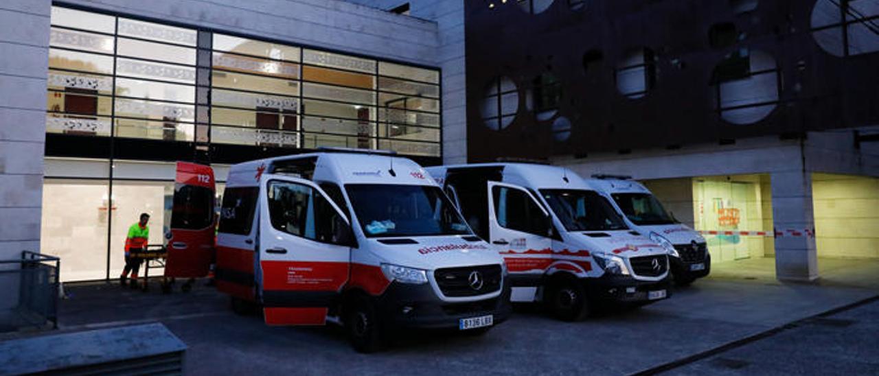 Una ambulancia durante un traslado al centro de Barros.