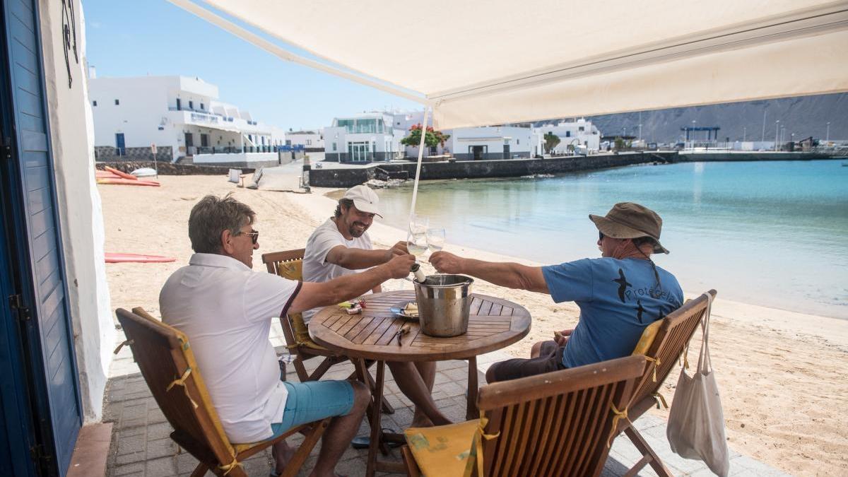 Habitantes de la isla canaria de La Graciosa estrenaron ayer la entrada en la fase 3.