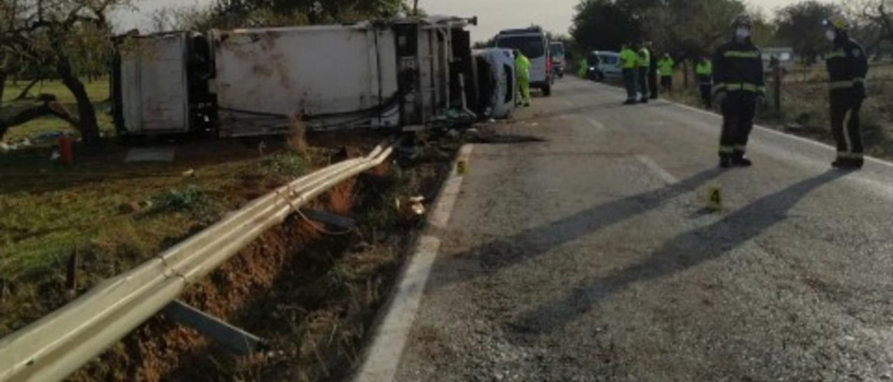 Bomberos y guardias civiles, junto al camión de recogida de basuras de Esporles cuyo conductor falleció en noviembre de 2020. | @BOMBERSDEMALLORCA