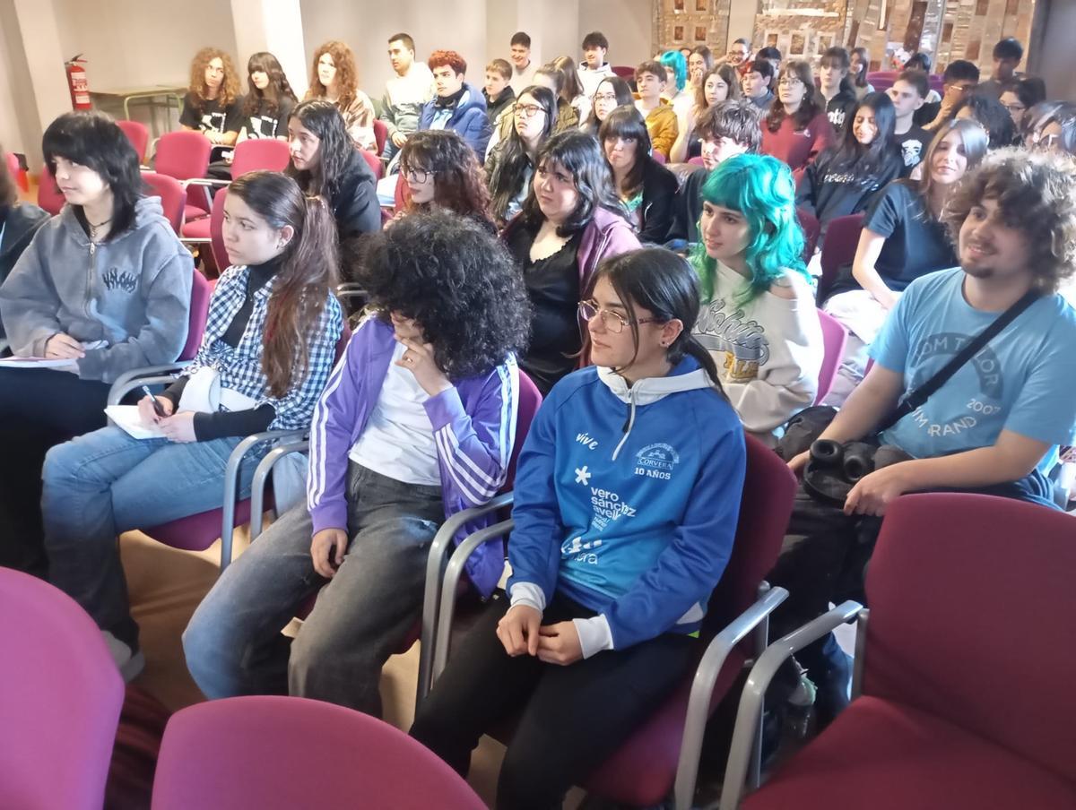 Alumnado del Menéndez asistente a la conferencia de Semíramis González.