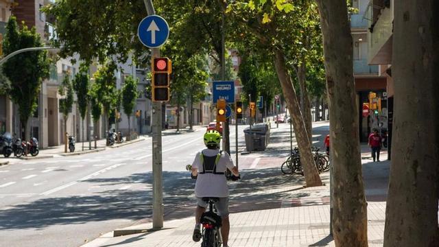 Una bicicleta circulant per la vorera a la ronda del Guinardó a partir del carrer de la Torre dels Pardals.