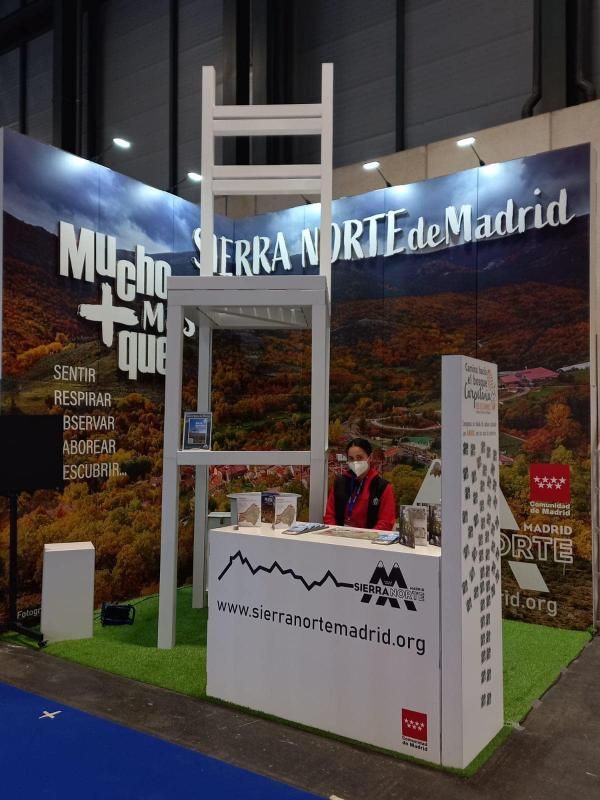 El stand de “Sierra Norte” con la réplica de la silla.   | Valle de los Sueños