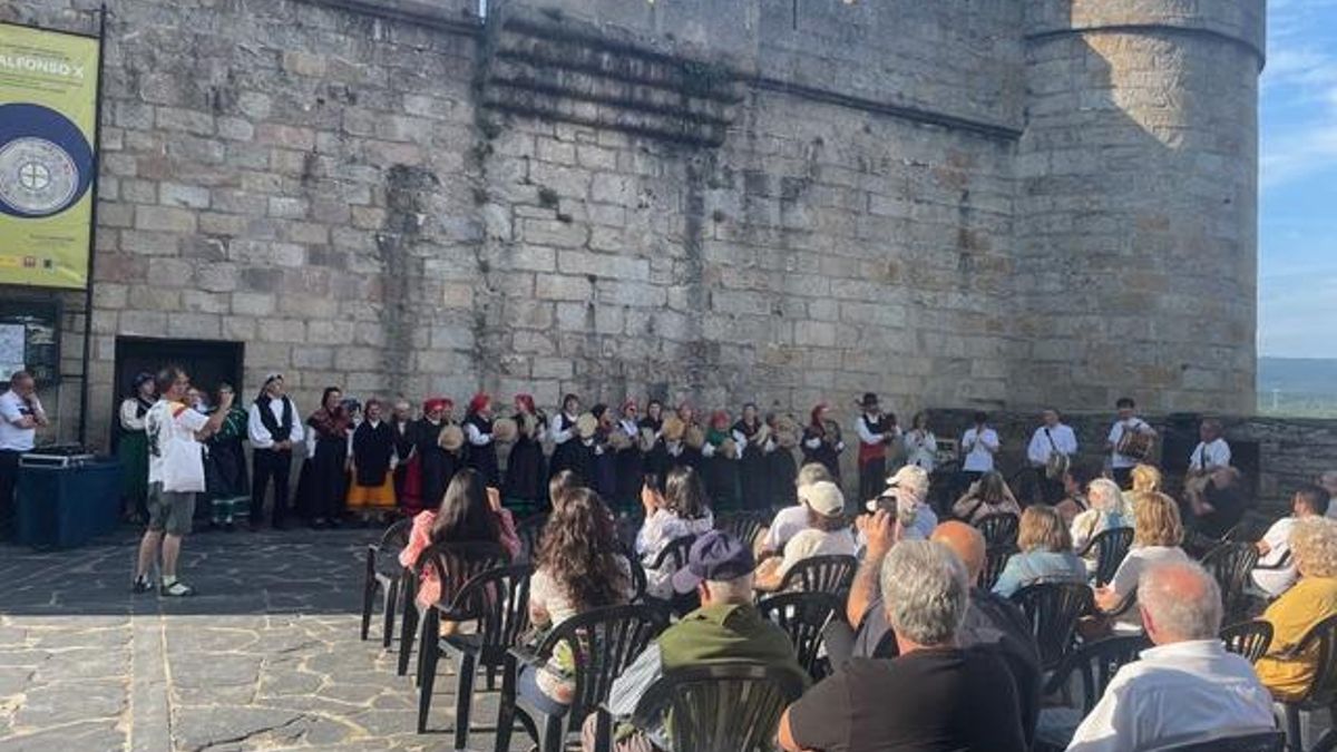 El público disfruta de una de las actuaciones preparadas por la Escuela para clausurar el curso.