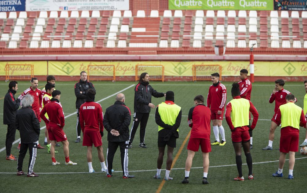 El CD Acero del Port de Sagunt entrena en el estadio Fornás antes del encuentro frente al Torrent