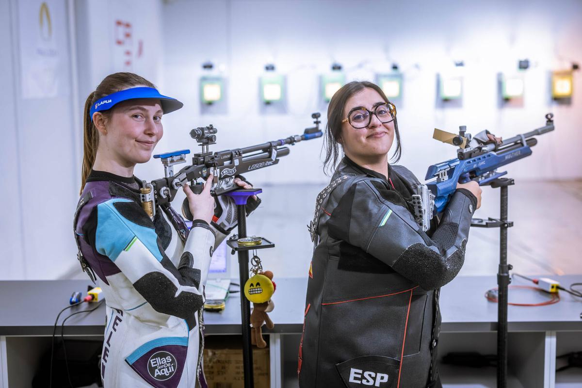Helena Arias, tiradora olímpica, junto a Laia Bonals.
