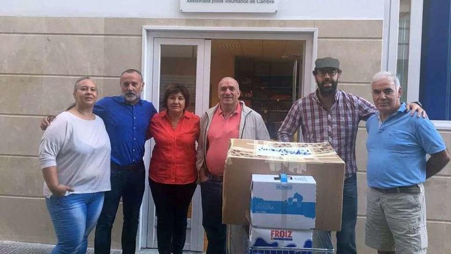 La asociación Aires de Sigrás dona una tonelada de alimentos a la despensa municipal, el pasado septiembre.