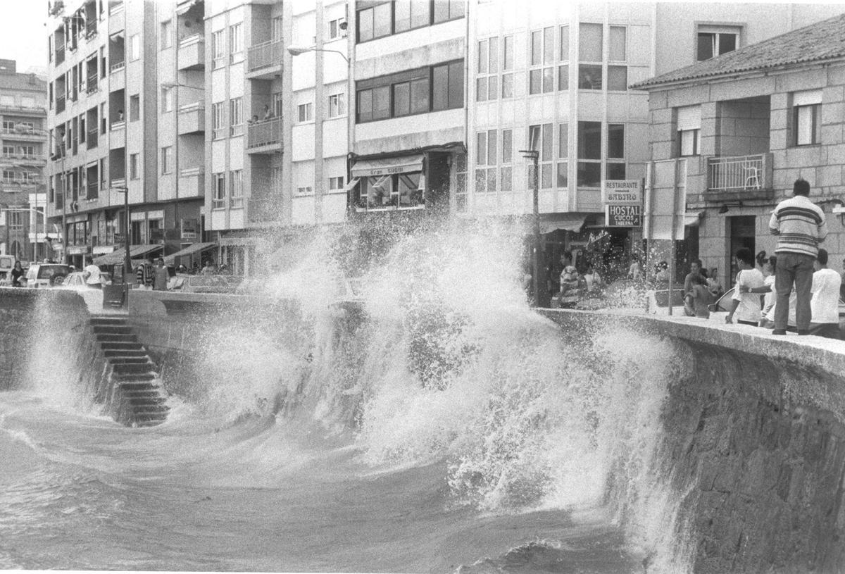 Oleaje en la playa de Silgar, en 1994.