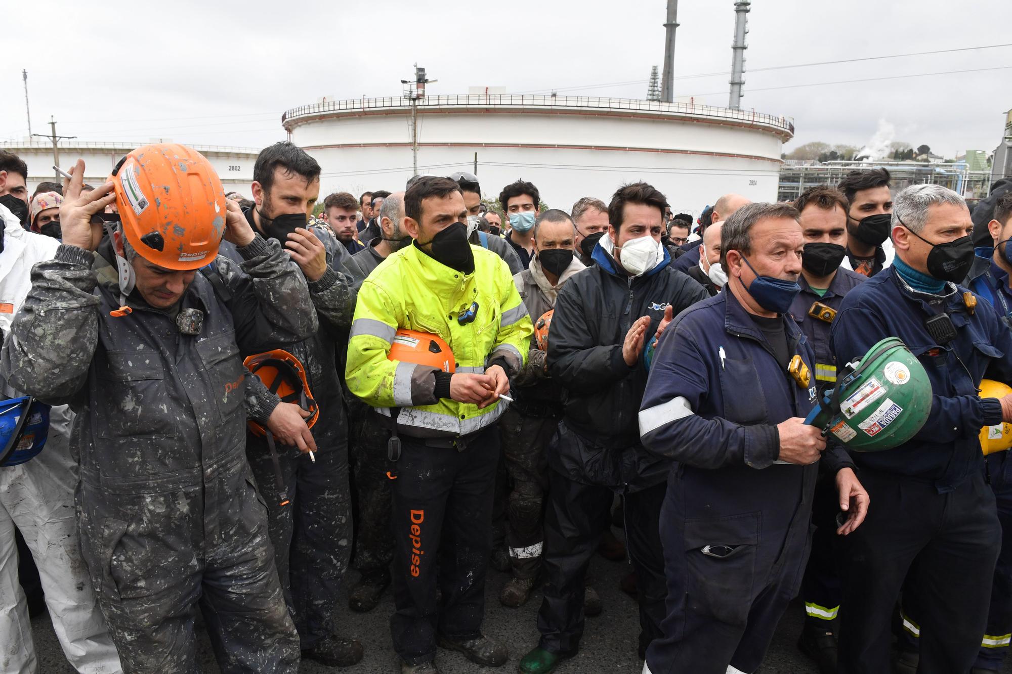 Concentración en la refinería de A Coruña tras el accidente con dos heridos, uno muy grave