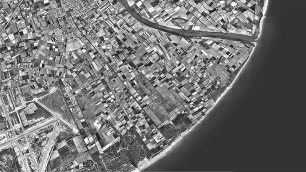 IRRECONOCIBLE. Arriba, una fotografía de la desembocadura del río Llobregat, flanqueada por mosaicos de campos de cultivo, tomada en 1956. Abajo, el mismo encuadre, en el 2016. En los 60 años transcurridos, se ha transformado la fachada litoral, la z