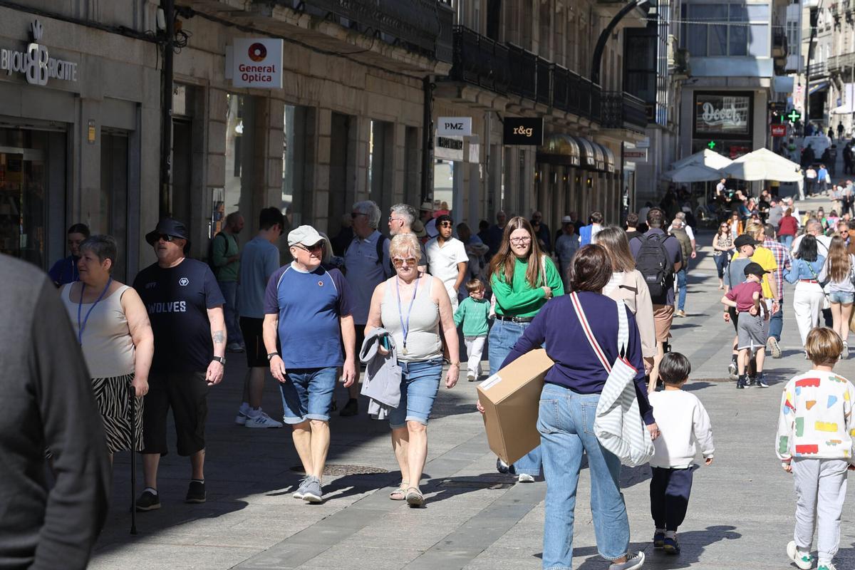 Turistas paseando por la rúa Príncipe, en Vigo.