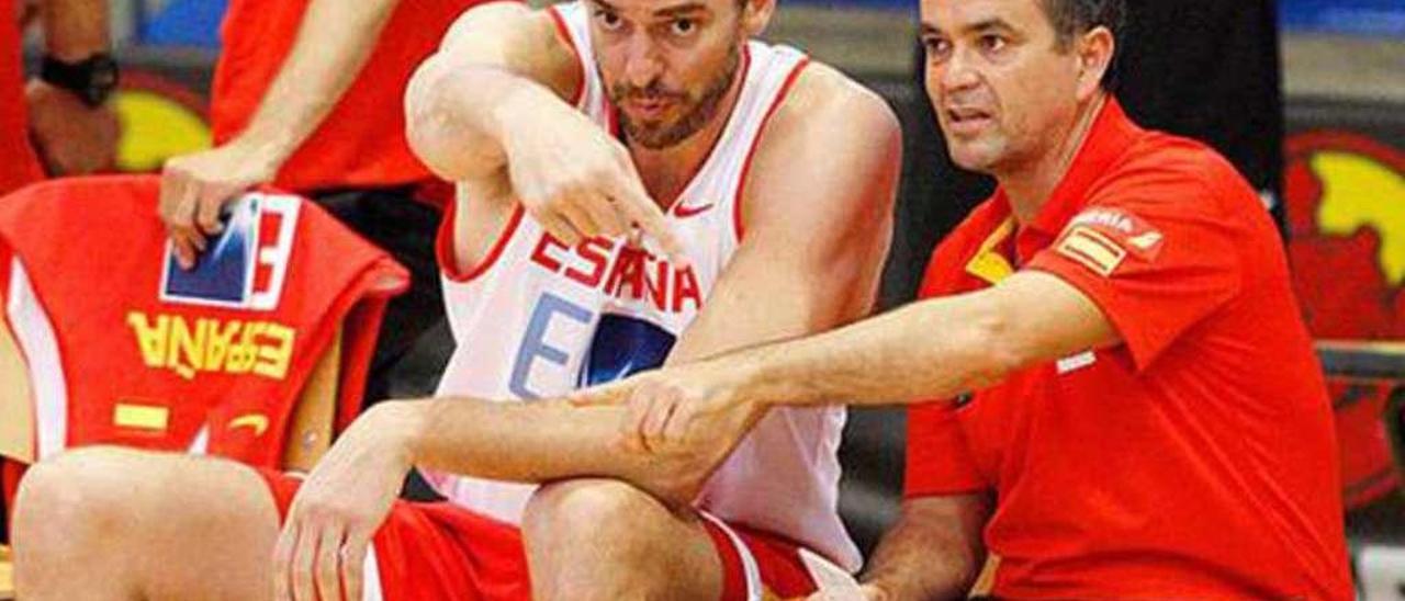 El entrenador malagueño junto a Pau Gasol en un entrenamiento con España. // FDV