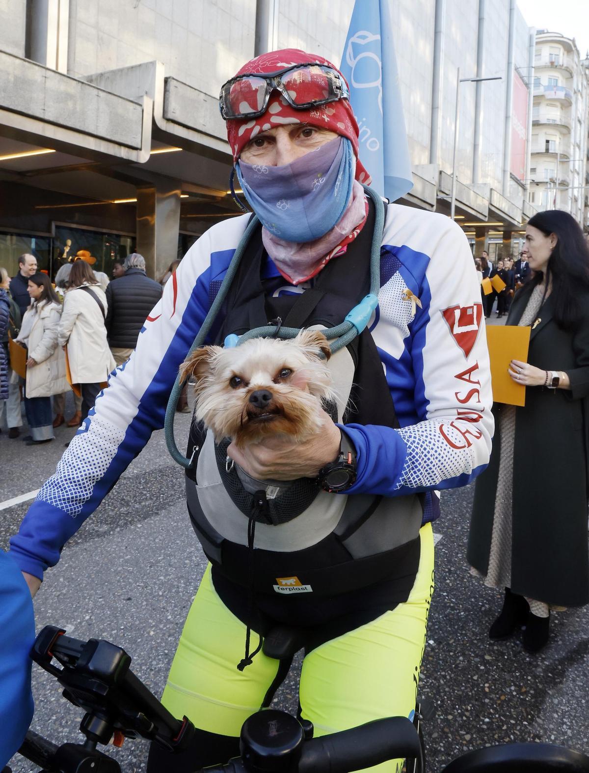 Discamino también participó en el lazo humano por el cáncer infantil (la perrita Siti con Javier Pitillas).