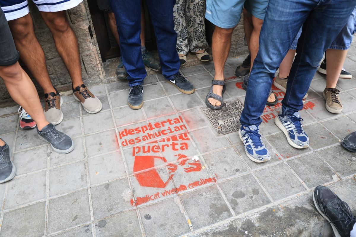 Tensión entre policías y manifestantes en un desalojo con dos menores en Alicante