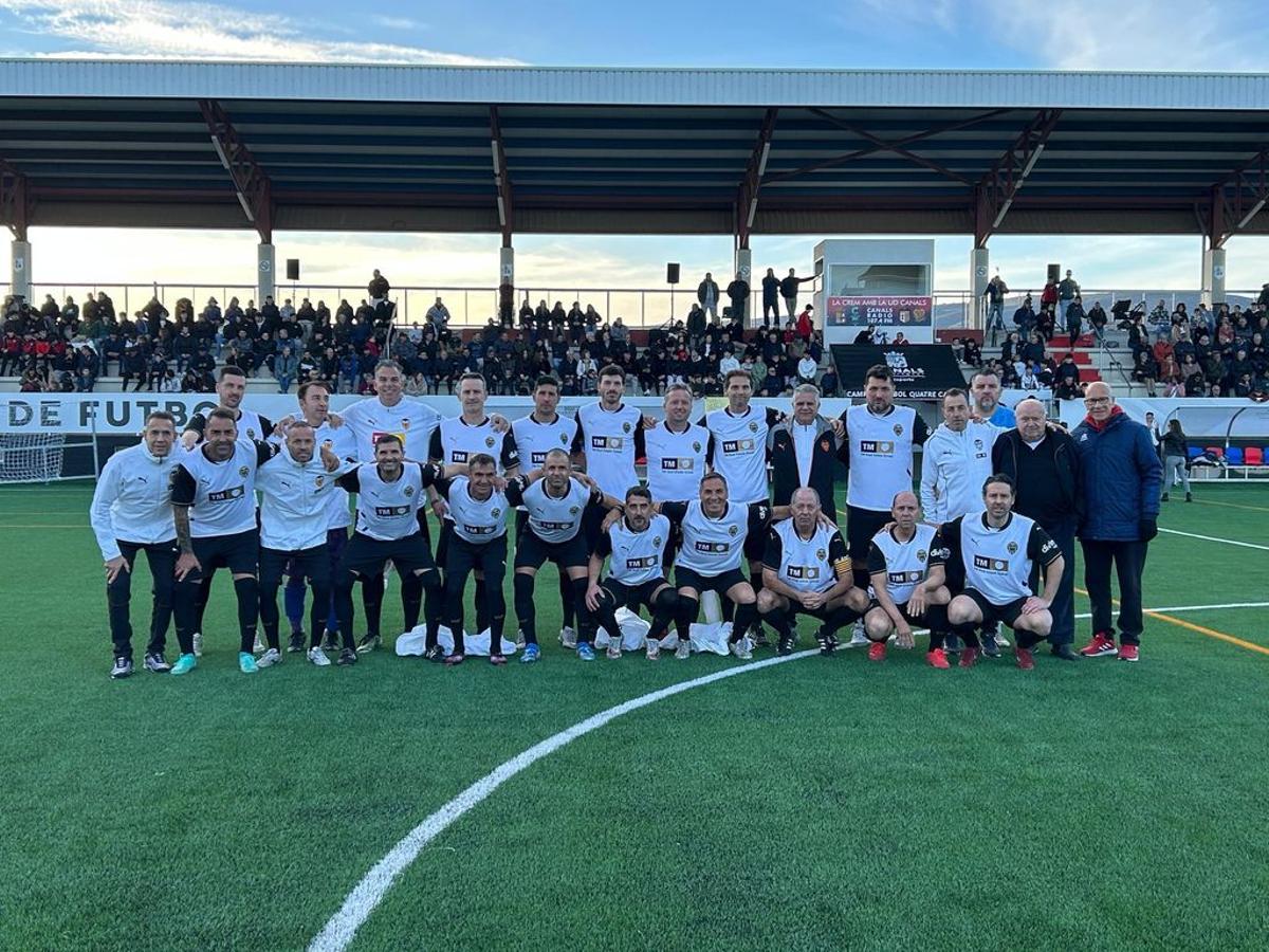 Jugadores del equipo de las leyendas del Valencia CF en el partido en el Quatre Camins.