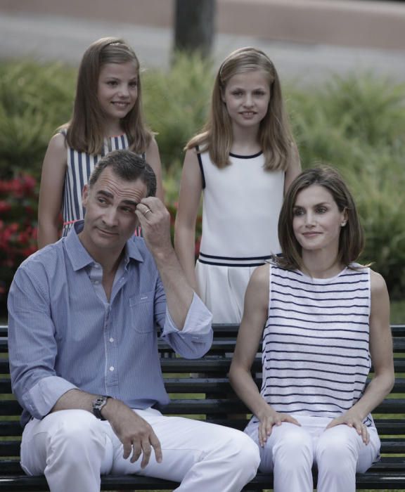 Es war wieder soweit für das offizielle Urlaubsfoto auf Mallorca: König Felipe, Königin Letizia sowie die Töchter Leonor und Sofía haben am Donnerstag (4.8.) in den Gärten der königlichen Sommerresidenz zum Familienbild Aufstellung genommen.